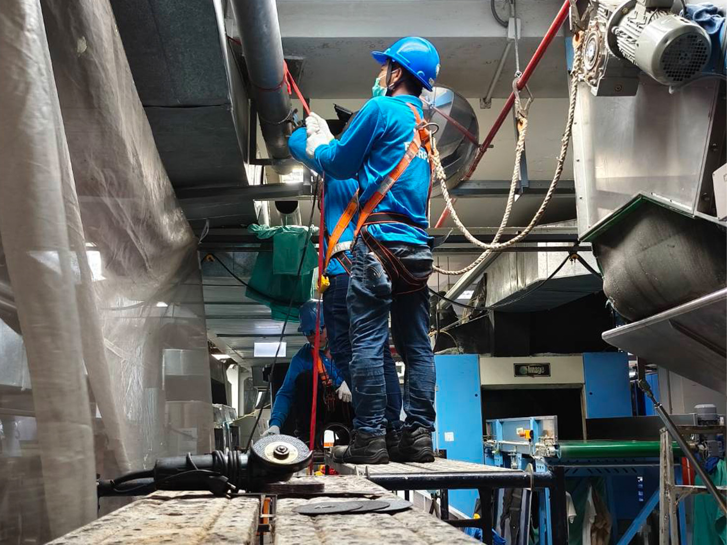 งานปรับปรุงท่อน้ำทิ้งและท่อไขมัน